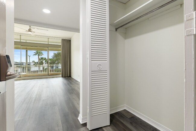Building Photo - 4600 Ocean Dr