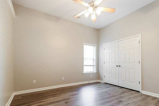 Building Photo - 8785 Oak Grove Blvd