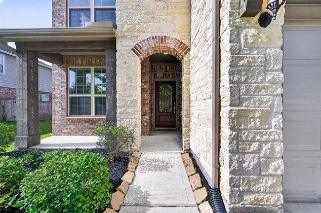 Building Photo - 24603 Royal Pike Dr