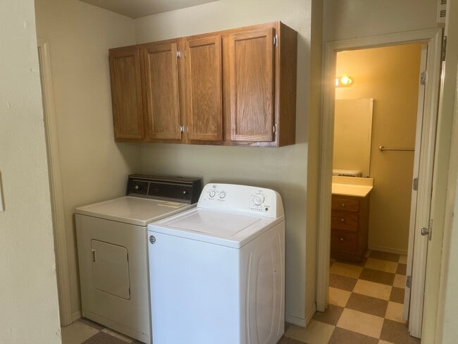 Building Photo - 2 Bed 1 Bath Duplex