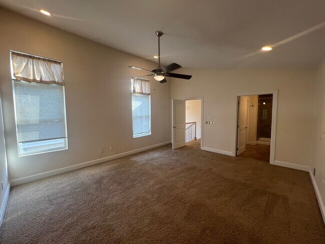 Building Photo - Beautiful 3 Bedroom/ 2.5 Bath with Integra...