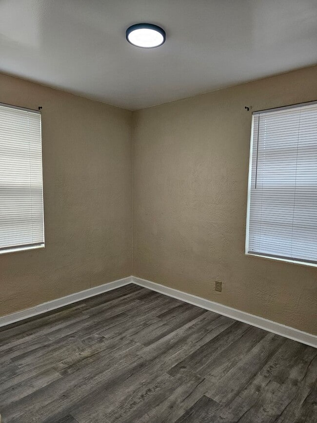 Building Photo - 2 bedroom 1 bath apartment beach side