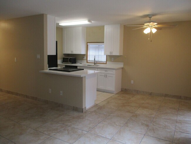 Building Photo - Very nice 2 bedroom 1.5 bath 1st floor condo