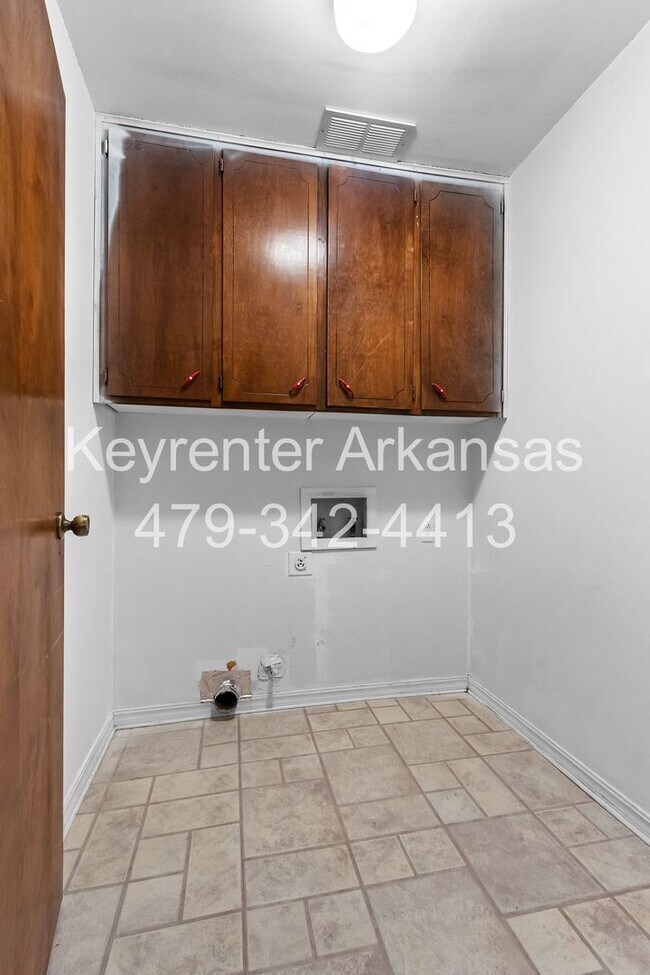 Building Photo - Beautiful Home in Springdale with Sunroom!