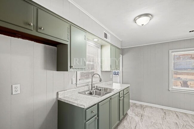 Building Photo - A MUST SEE LOCATED IN A BEAUTIFUL PART OF THE CITY!!!!!! SECTION 8 WELCOMED!!