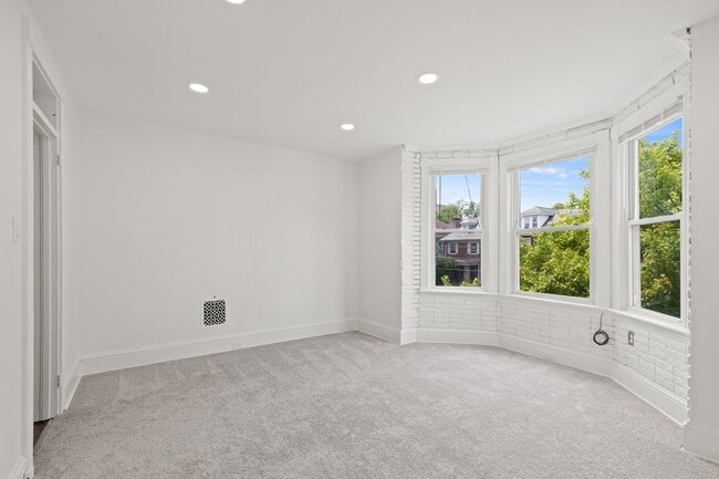 Building Photo - Spacious 1 Bedroom Apartment with Den - In Unit Laundry!