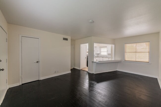 Primary Photo - 715-717 Carney St