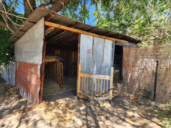 Building Photo - 646 Lois St