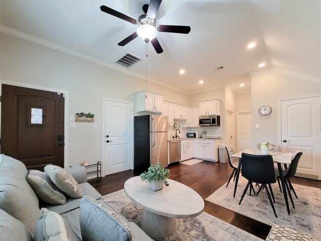 Building Photo - 22902 Henderson Row Dr