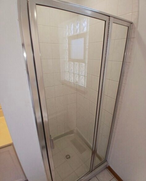 in-suite stand-alone shower - 1500 E 72nd Pl