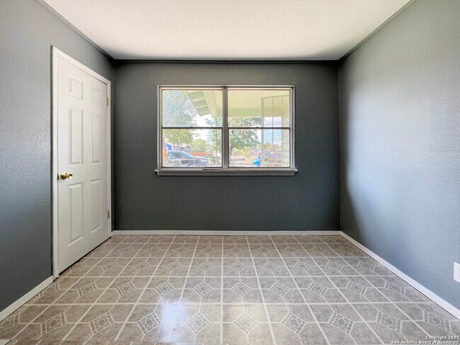 Building Photo - 915 Sams Dr