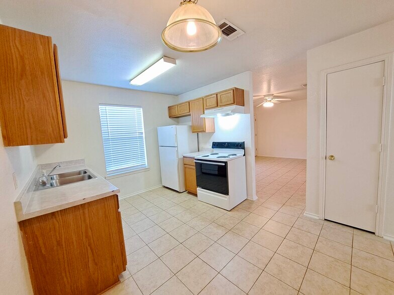 Building Photo - 5706 Greengate Dr