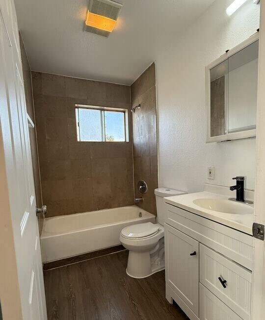 Building Photo - 1505 S Dunsmuir Ave