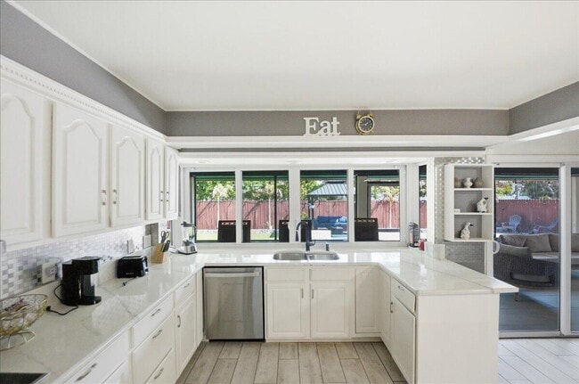 Building Photo - 1326 SW Bartell Ave