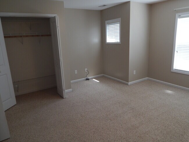Building Photo - End Unit 3 Bedroom/3 Bath in Saylor's Watch. Trash included!
