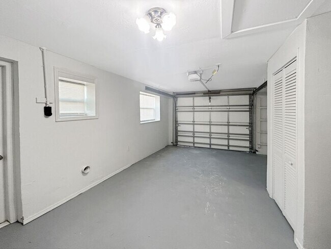 Building Photo - 3034 Primrose Dr