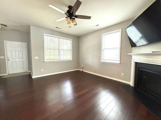 Building Photo - Available Now-Beautiful 4 BR/3BA Home