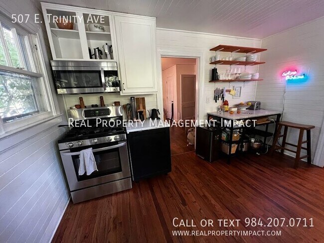 Building Photo - MOVE IN SPECIAL:  $200 OFF RENT Renovated,...