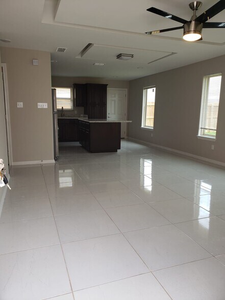 Building Photo - 623 Cathedral Hill