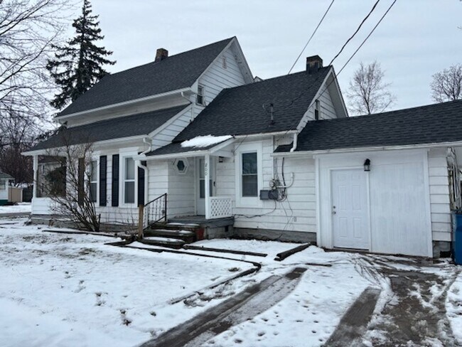 Building Photo - Charming 3 Bedroom 1 Bath Home