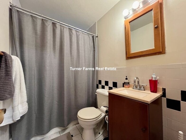 Building Photo - 108 Perkins St