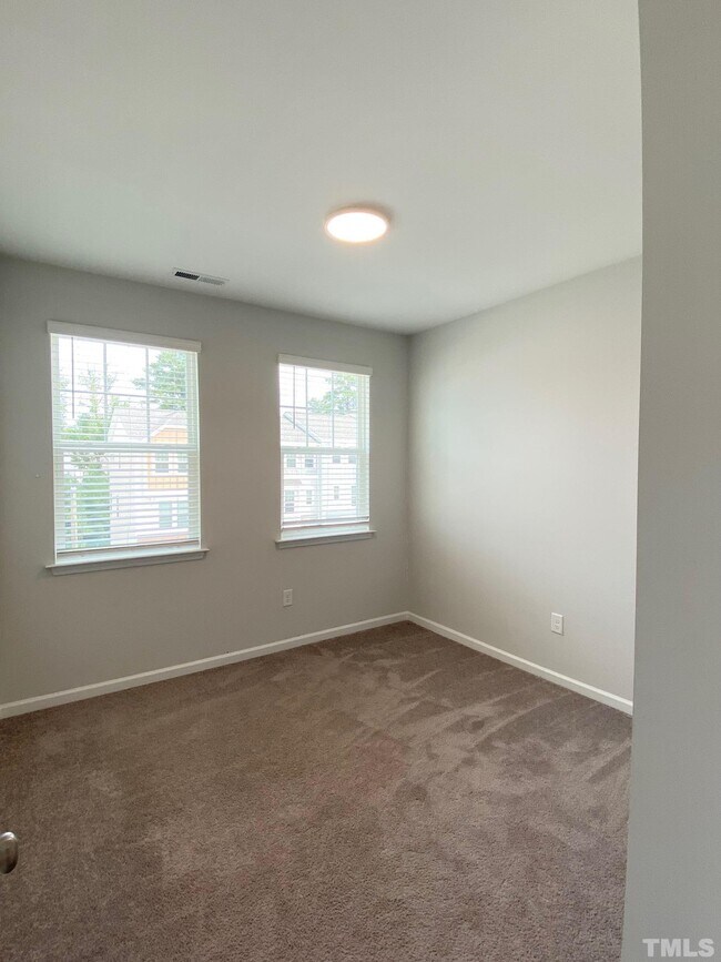 Building Photo - 1046 Commack Dr