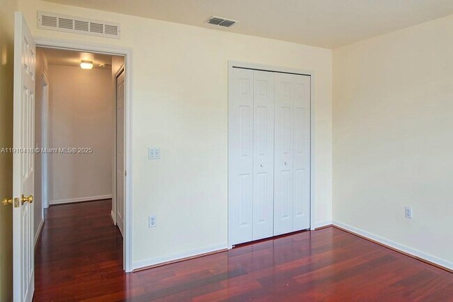 Building Photo - 6057 Ridge Lake Cir