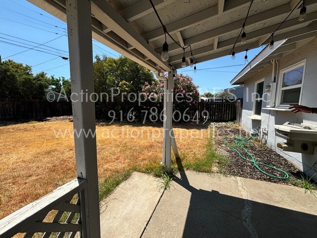Building Photo - Close to Freeway, Shopping Single Story 2 Bedroom 1 Bath Large yard 1 Car Garage Drought Resistan...