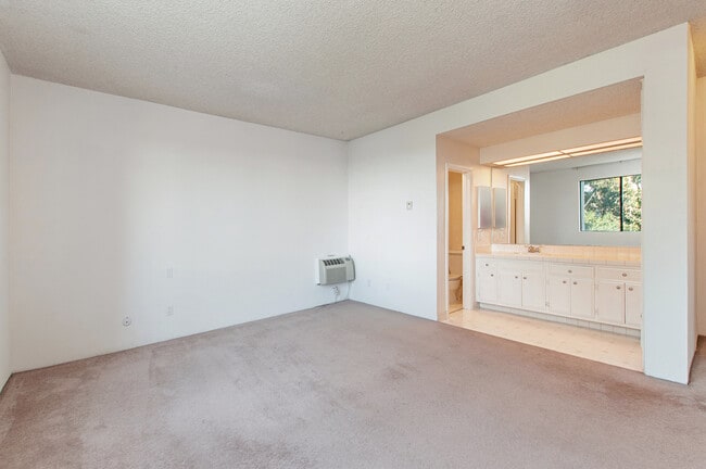 Building Photo - HUGE 2BD/2BA CONDO IN MISSION HILLS - AMAZ...