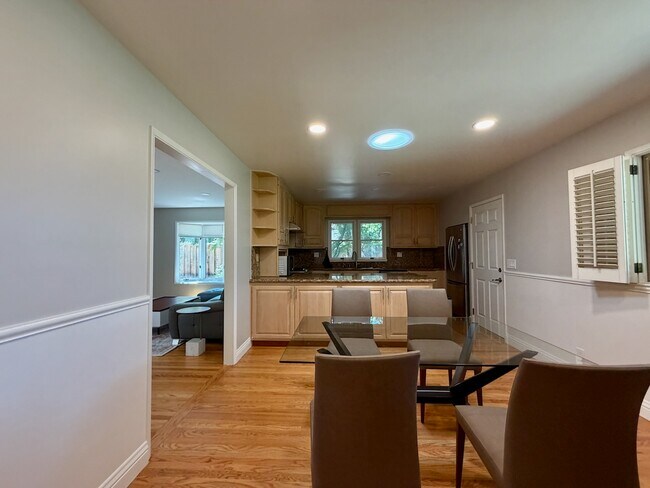 Building Photo - 832 Cathedral Dr