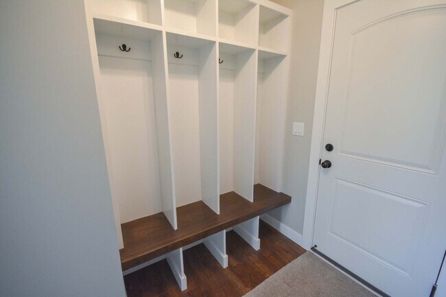 Building Photo - Bright & modern main floor living in newer home!