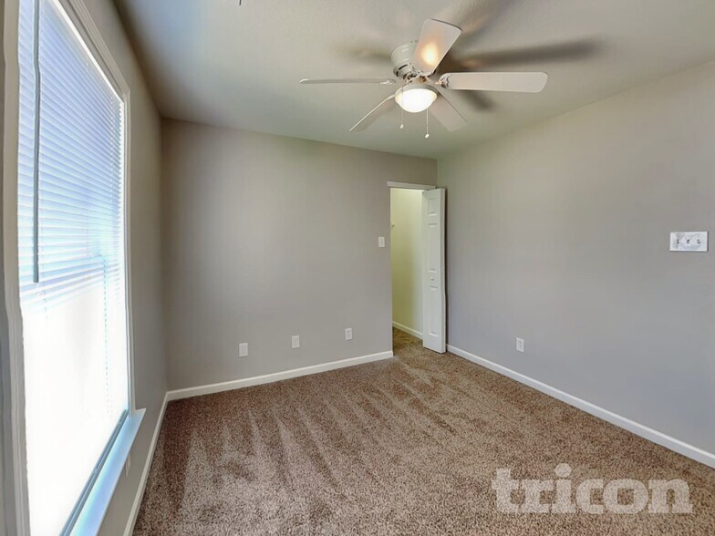 Building Photo - 927 Littleton Dr