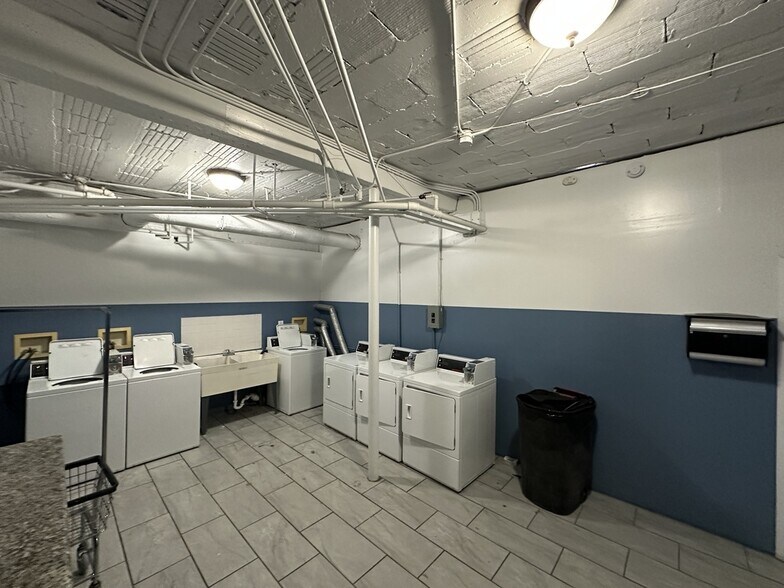 Building Photo - 1321.5 W Estes Ave