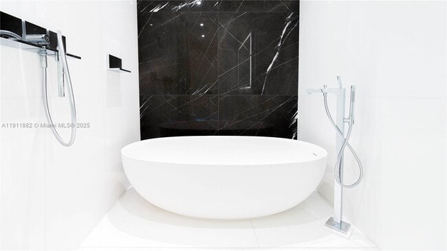 Building Photo - 300 Biscayne Blvd Way