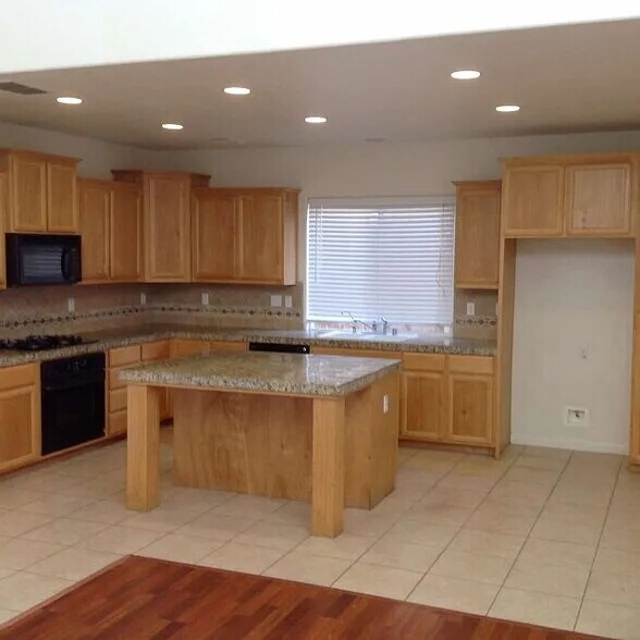 Building Photo - 814 Round Hill Dr