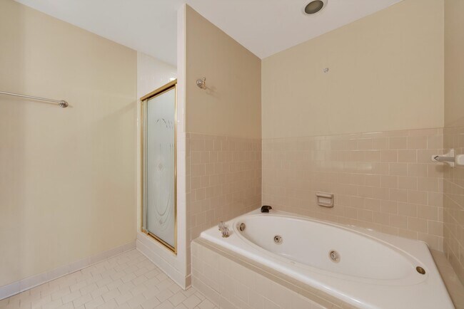 Building Photo - 1050 Cupp Ln