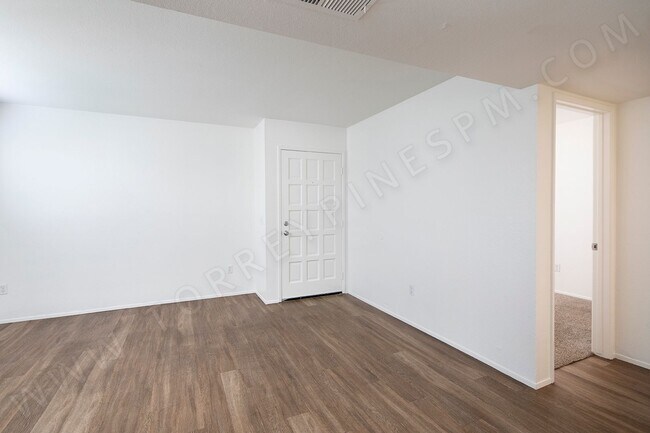 Building Photo - OPEN HOUSE: 10/25 3-4PM ~ 3BR/2.5BA PB Tow...