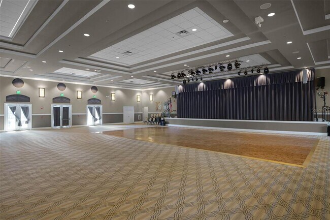 Building Photo - 290 Silver Maple Rd