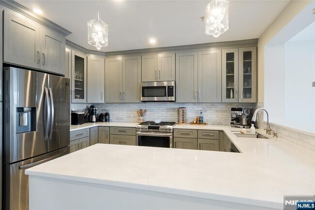 Building Photo - 302 The Promenade