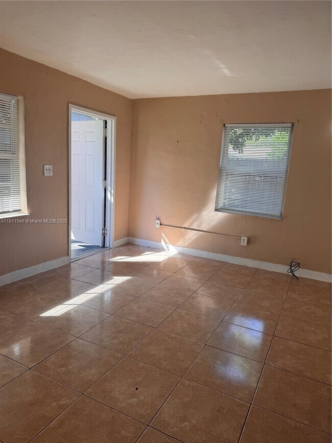 Building Photo - 2121 NW 4th Ct