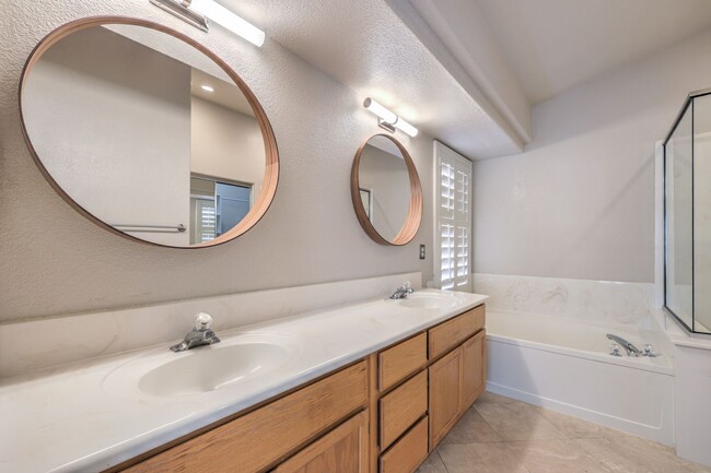 Building Photo - single story upgraded walking distance to park