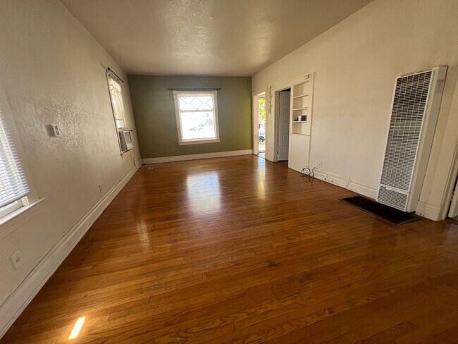 Building Photo - One bedroom apartment in downtown Riverside!