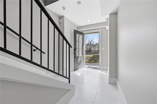 Building Photo - 5133 Fifth Ave