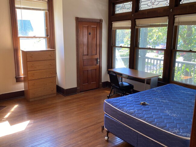 Building Photo - 604 W Elm St