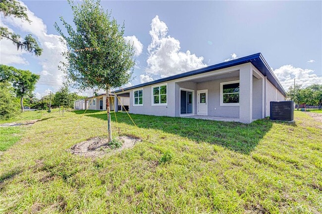 Building Photo - 233 N Pine Ave