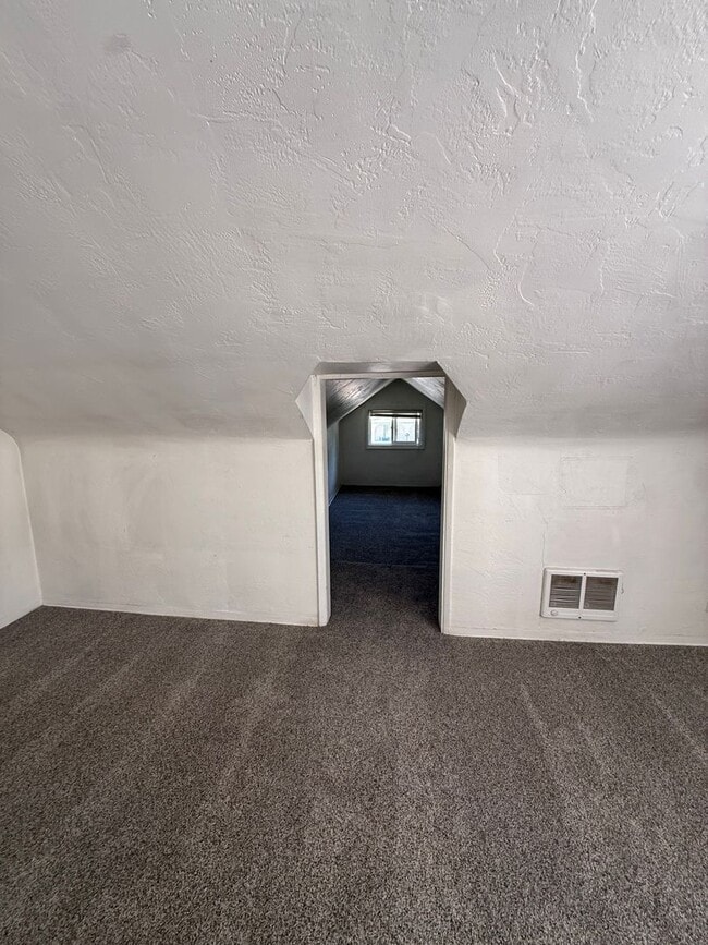 Building Photo - 424 S Grape St