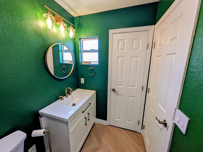 Building Photo - AWESOME 2 BED/1.5 BATH WITH LARGE YARD+WRA...