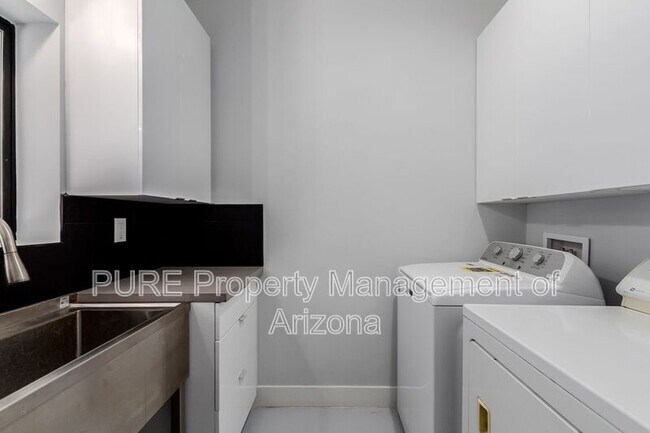 Building Photo - 4501 E Campbell Ave