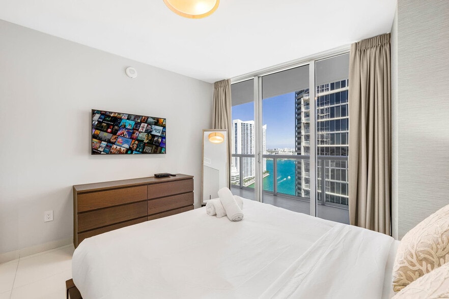 Building Photo - 485 Brickell Ave