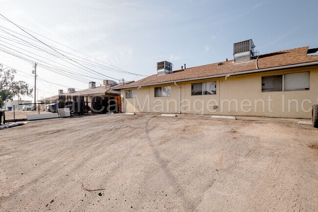 Building Photo - 2 Bedroom/1 Bath Apartment  - $995 Per Month!